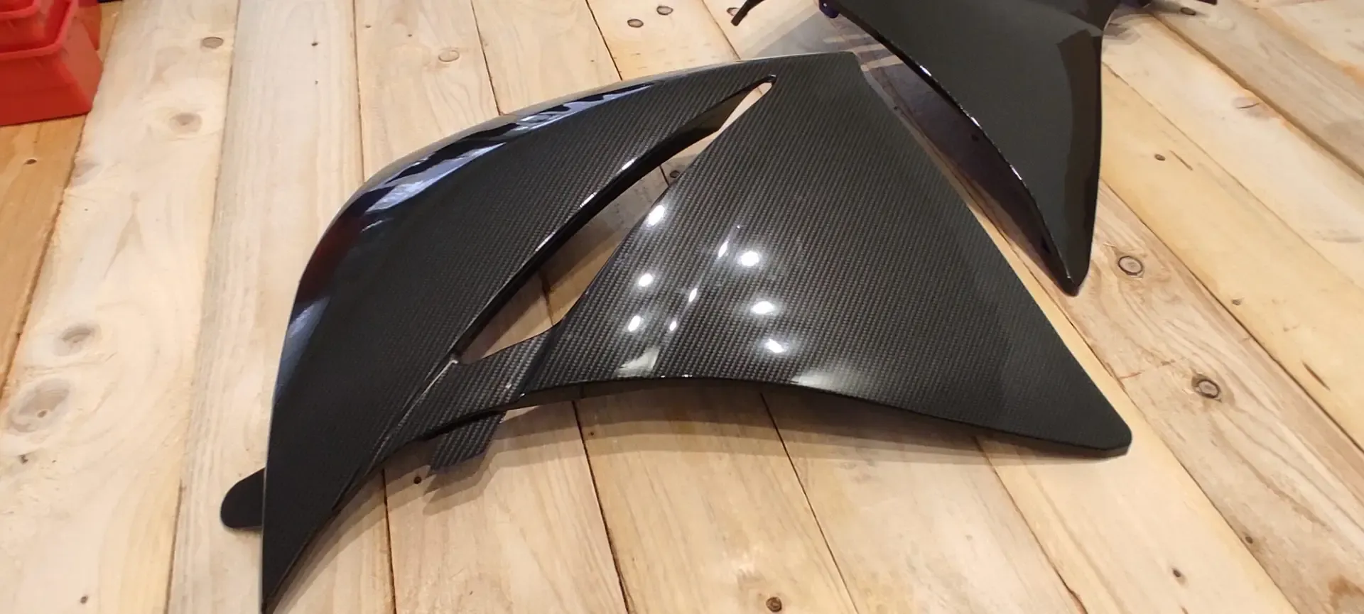 Zugeschnittenes Folienteil in schwarz auf einem Holztisch