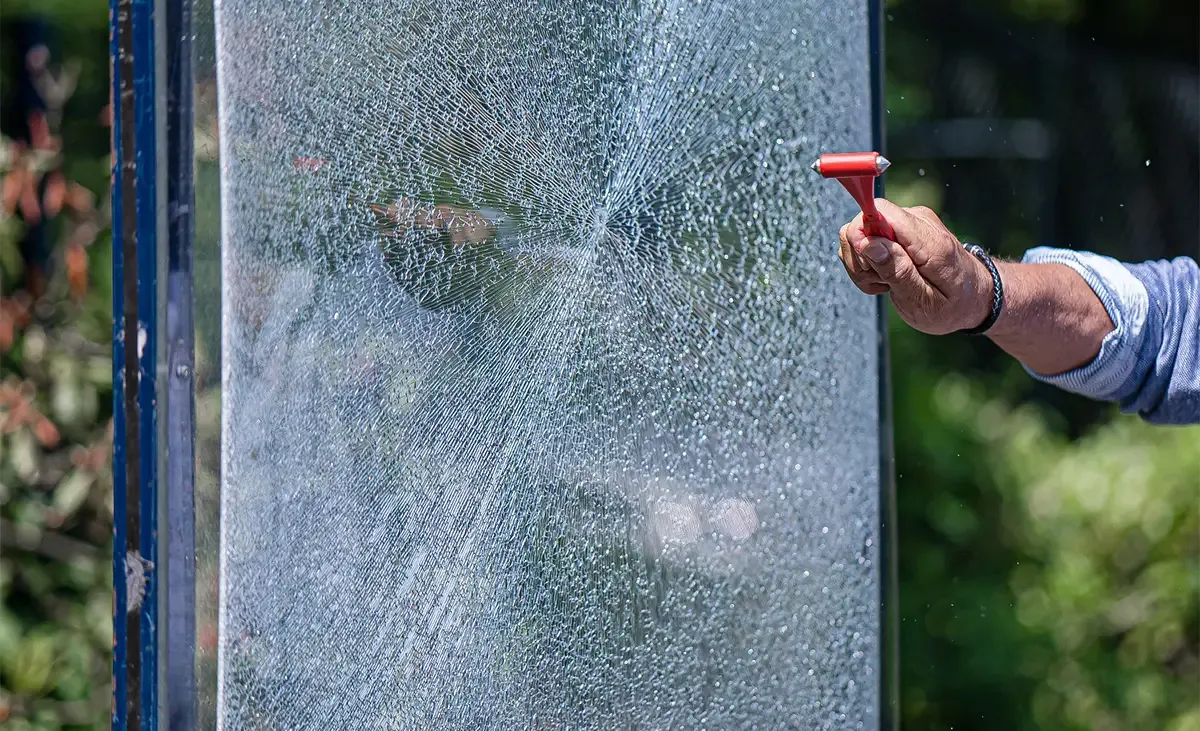 Zersplitterte Glasscheibe, die dank Splitterschutzfolie zusammenhält