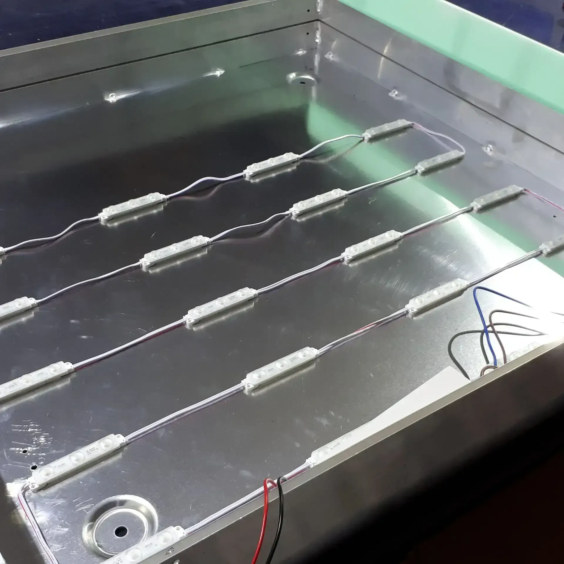 LED-Module im Inneren eines Leuchtkastens