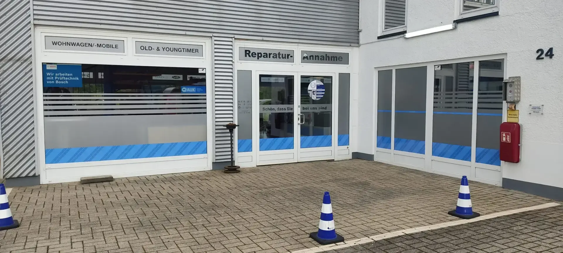 Schaufensterfront mit blauer Folienbeschriftung