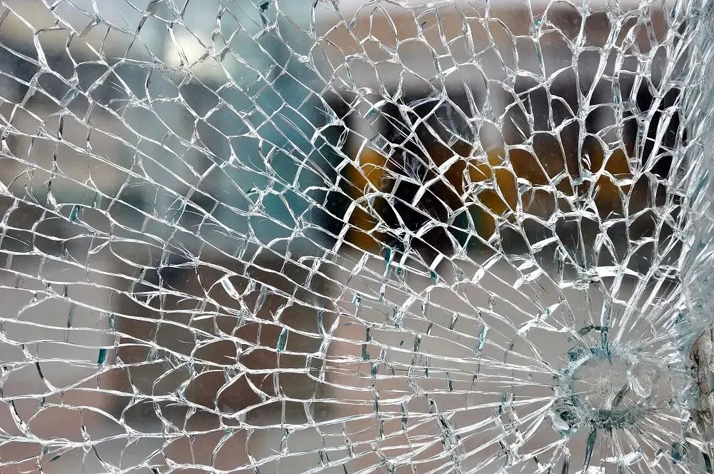 Gebrochenes Glas, von der Splitterschutzfolie gehalten