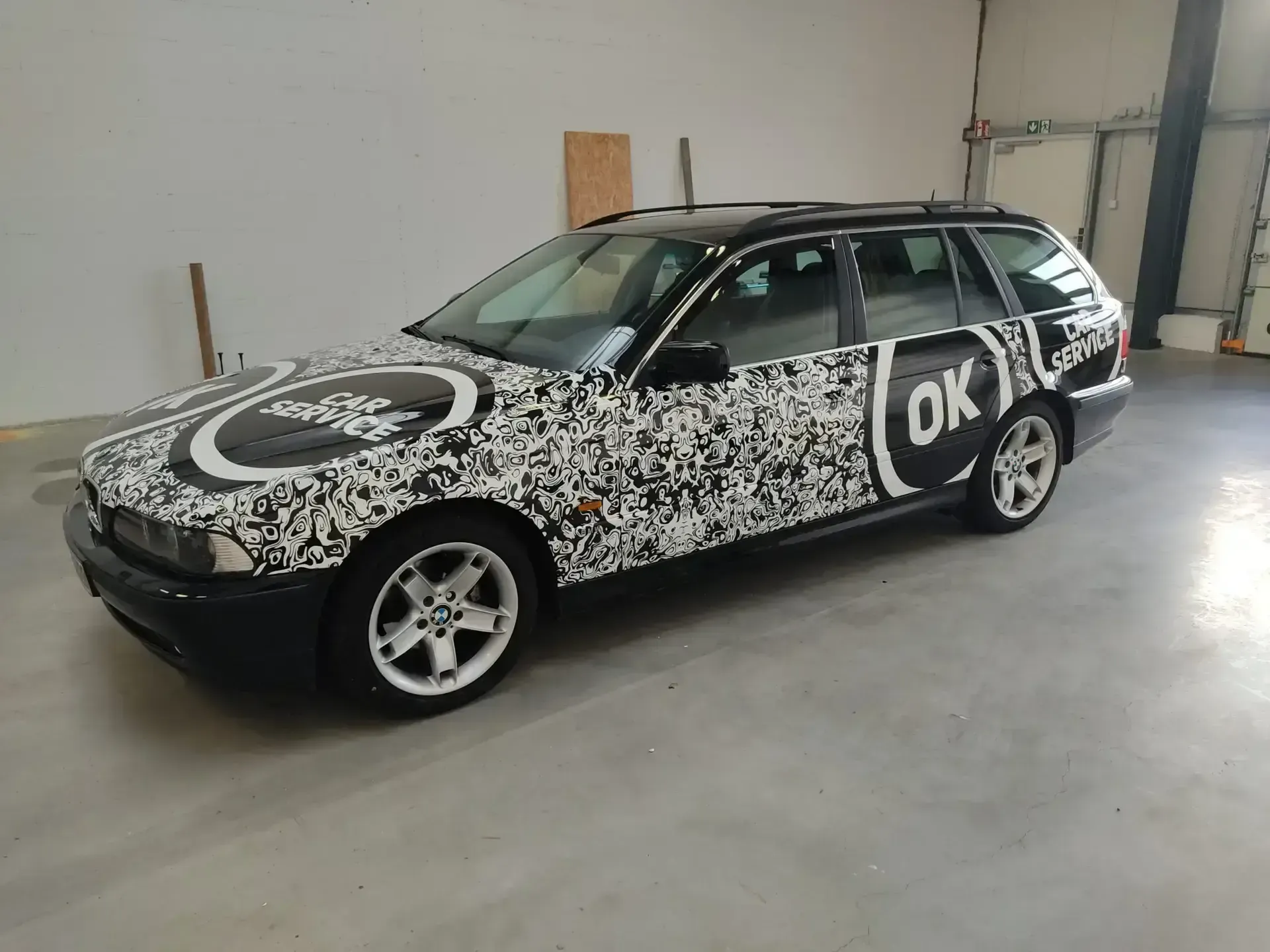 Kombi mit schwarz-weißer Teilfolierung in der Halle