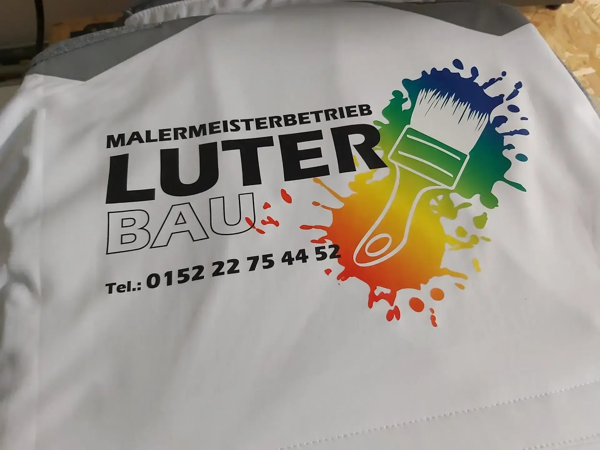 Arbeitsjacke mit farbigem Firmenlogo