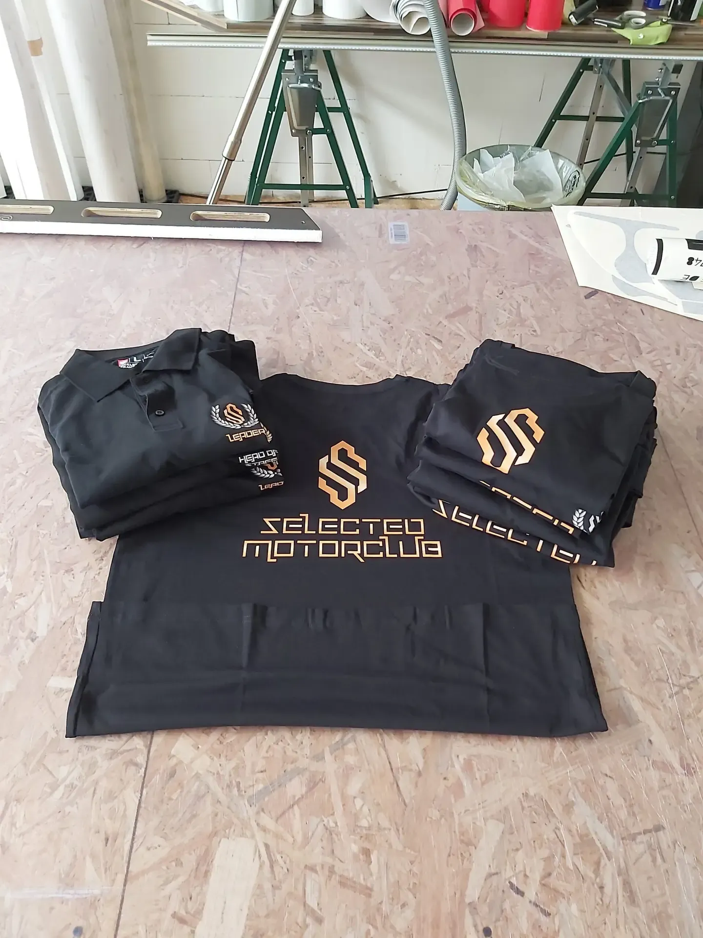 Mehrere bedruckte Shirts auf einer Holzplatte