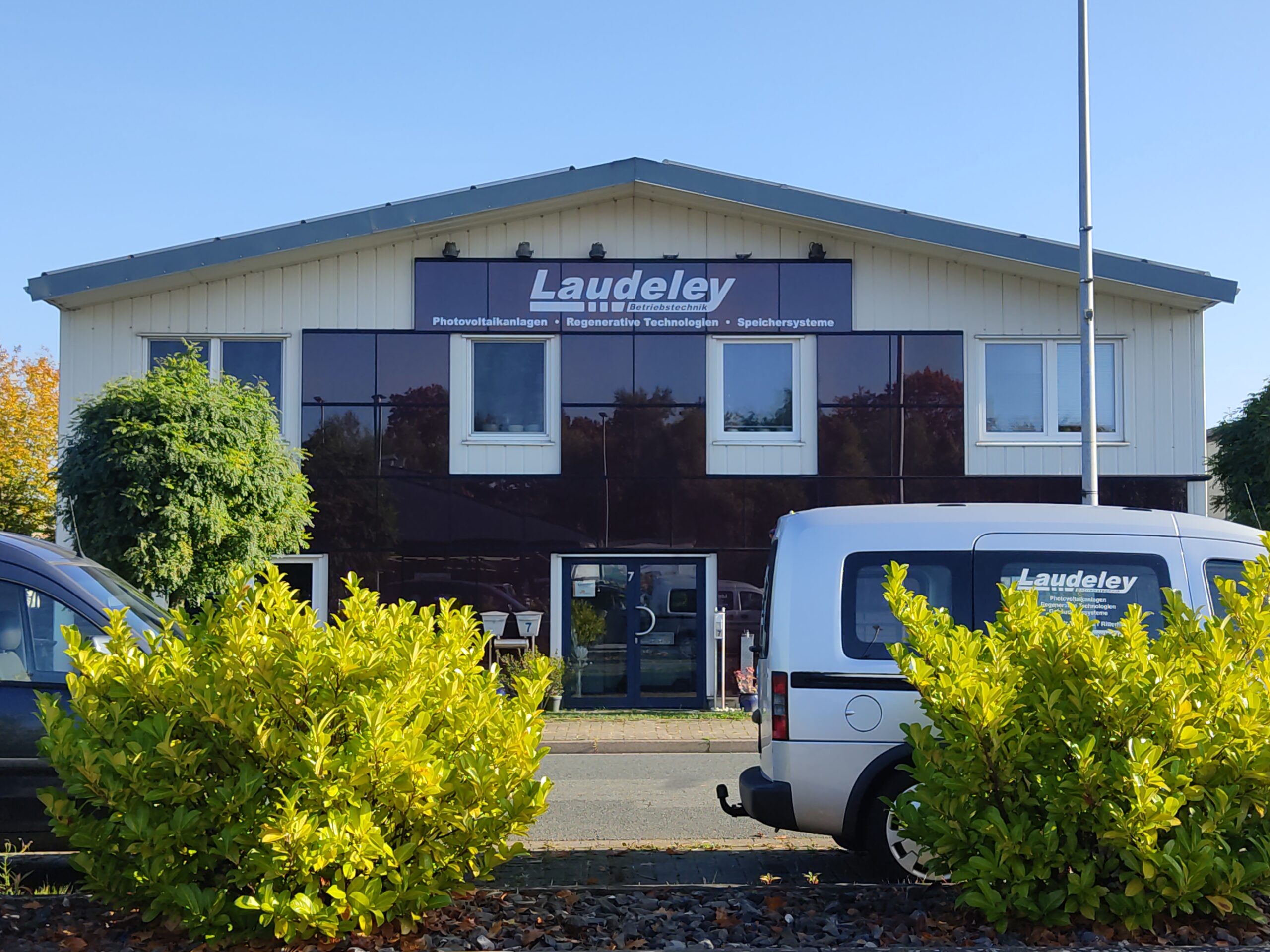 Werbeschild oder Banner mit professioneller Beschriftung von buzzdesign